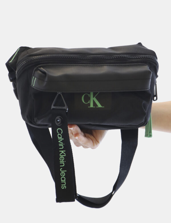 Marsupio Calvin Klein Nero - Marsupio da uomo in total nero con piccolo patch logo brand verde. Presente scompartimento cent