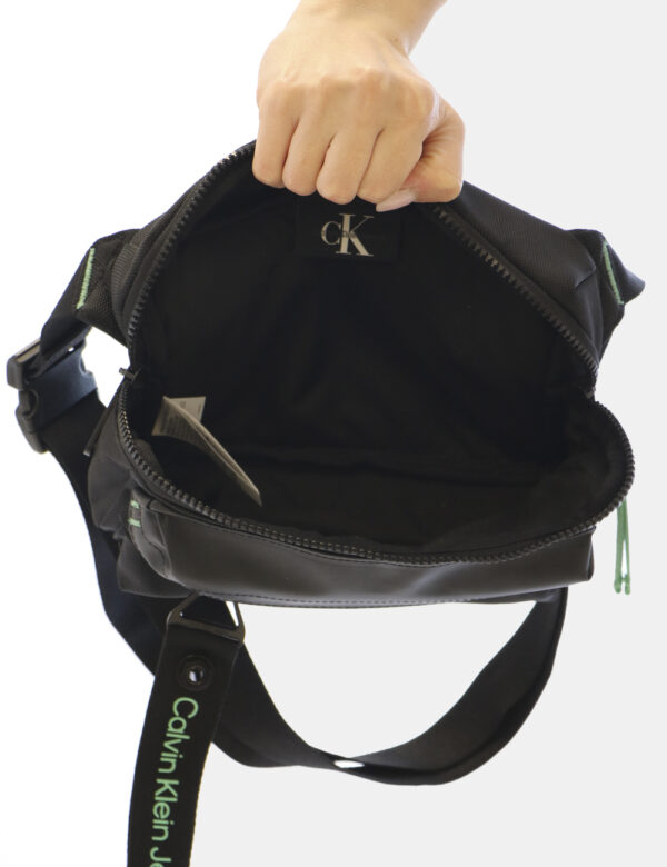 Marsupio Calvin Klein Nero - Marsupio da uomo in total nero con piccolo patch logo brand verde. Presente scompartimento cent