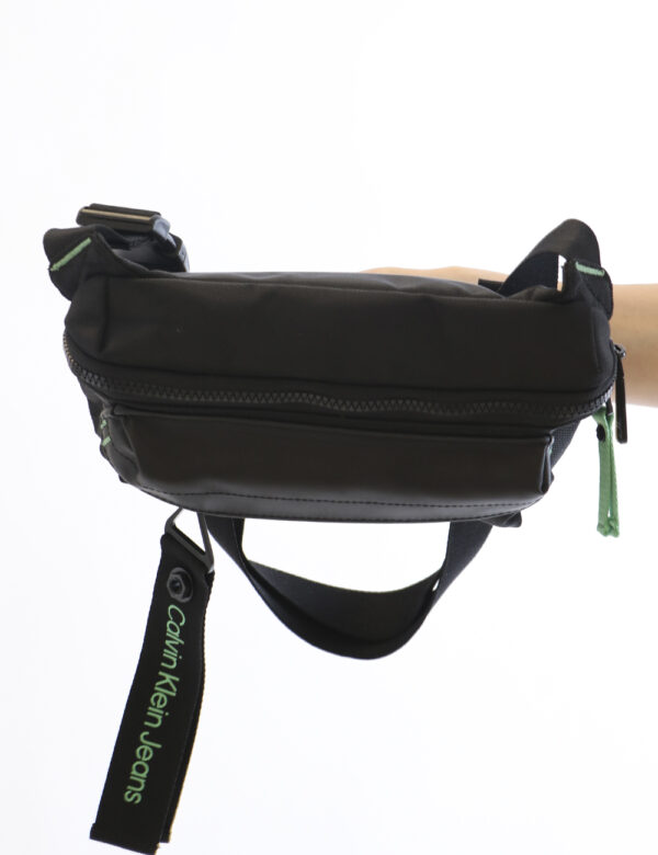 Marsupio Calvin Klein Nero - Marsupio da uomo in total nero con piccolo patch logo brand verde. Presente scompartimento cent