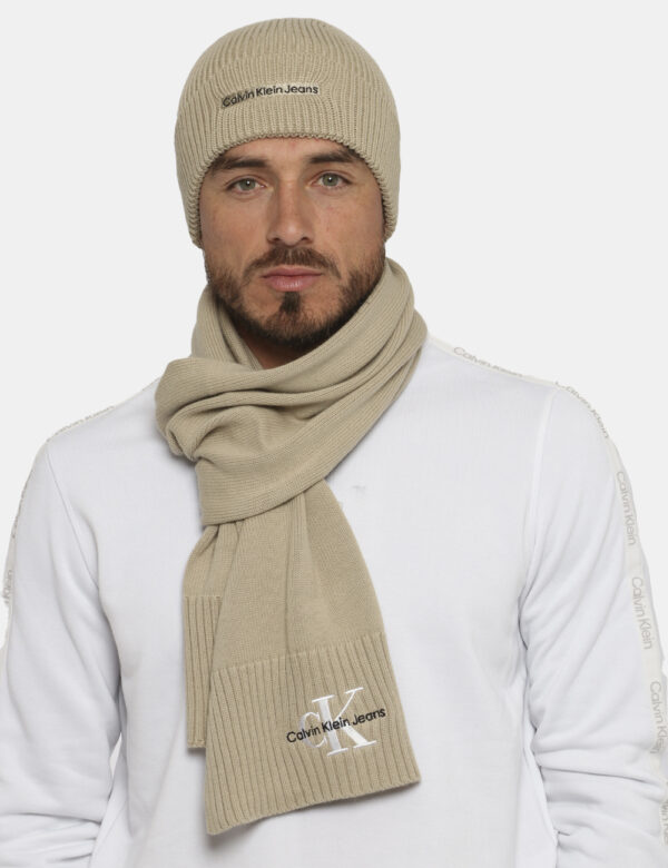 Sciarpa Calvin Klein beige - COMPOSIZIONE E VESTIBILITÀ:100% cotoneCONSIGLI DI STILE:Sciarpa in 100% cotone in total beige c