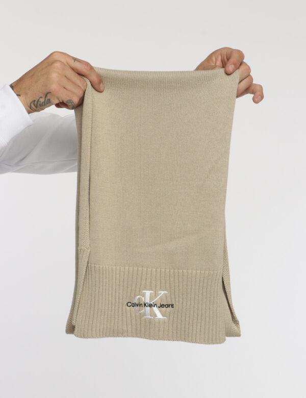 Sciarpa Calvin Klein beige - COMPOSIZIONE E VESTIBILITÀ:100% cotoneCONSIGLI DI STILE:Sciarpa in 100% cotone in total beige c