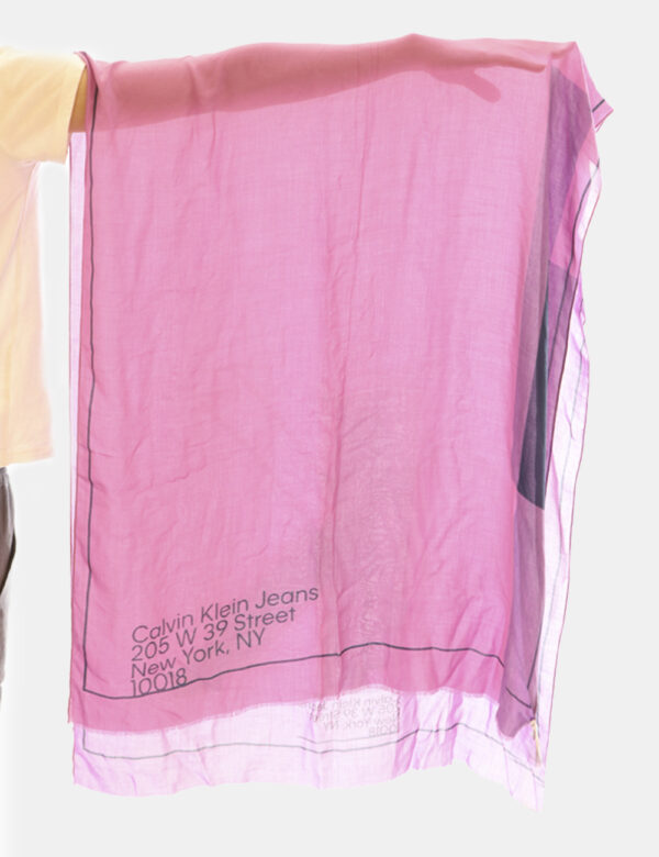 Foulard Calvin Klein Lilla - Ampio foulard su sfondo lilla con dettagli e logo brand in tinta coordinata. Il capo è pratico