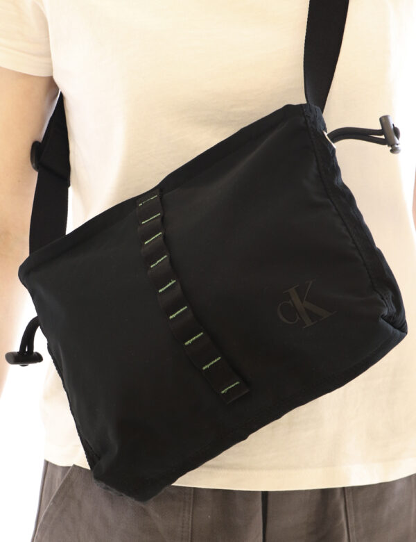 Borsa Calvin Klein Nero - Borsa a tracolla di piccole dimensioni in total nero con piccolo logo brand. La bag si compone di
