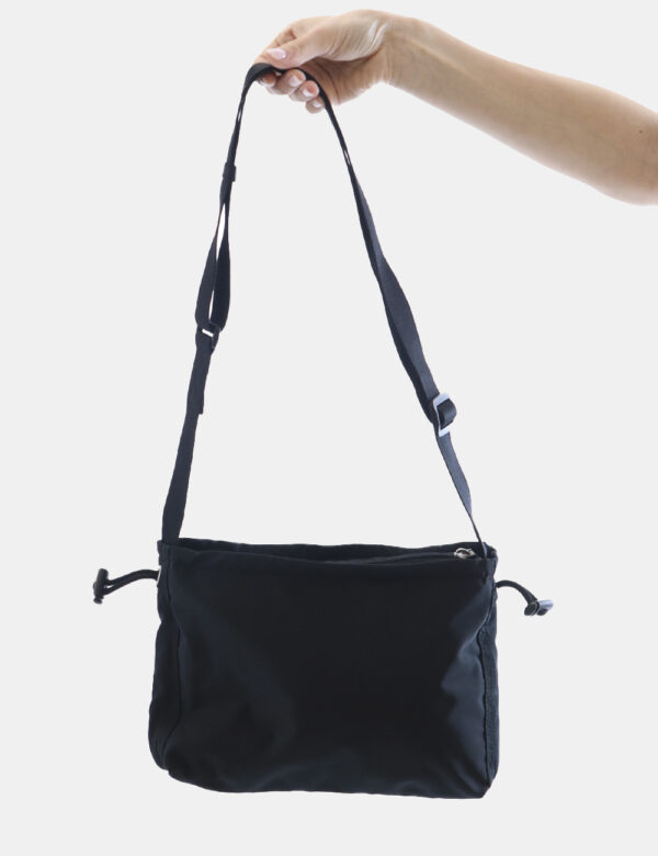 Borsa Calvin Klein Nero - Borsa a tracolla di piccole dimensioni in total nero con piccolo logo brand. La bag si compone di