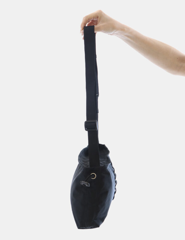 Borsa Calvin Klein Nero - Borsa a tracolla di piccole dimensioni in total nero con piccolo logo brand. La bag si compone di