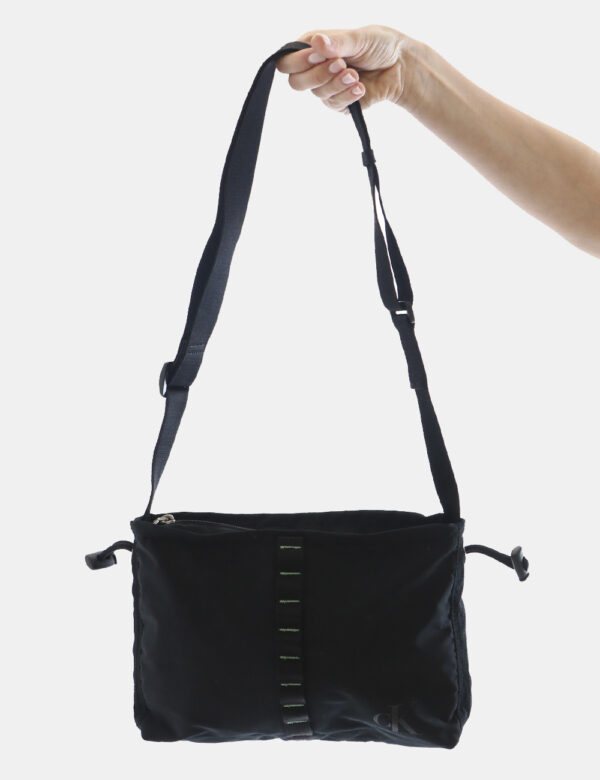 Borsa Calvin Klein Nero - Borsa a tracolla di piccole dimensioni in total nero con piccolo logo brand. La bag si compone di