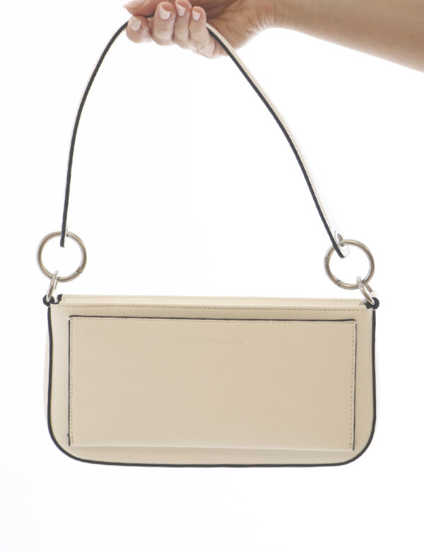 Borsa Calvin Klein Bianco - Borsa a mano modello pochette in total bianco con logo brand. L'interno è composto da unico scom