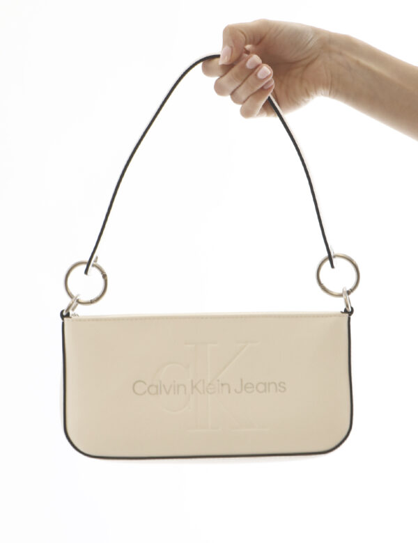 Borsa Calvin Klein Bianco - Borsa a mano modello pochette in total bianco con logo brand. L'interno è composto da unico scom