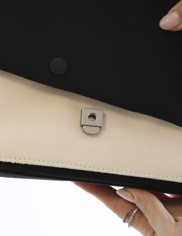 Borsa Calvin Klein Nero - Borsa a tracolla semirigida di piccole dimensioni in total nero e bianco. La bag si compone di dop