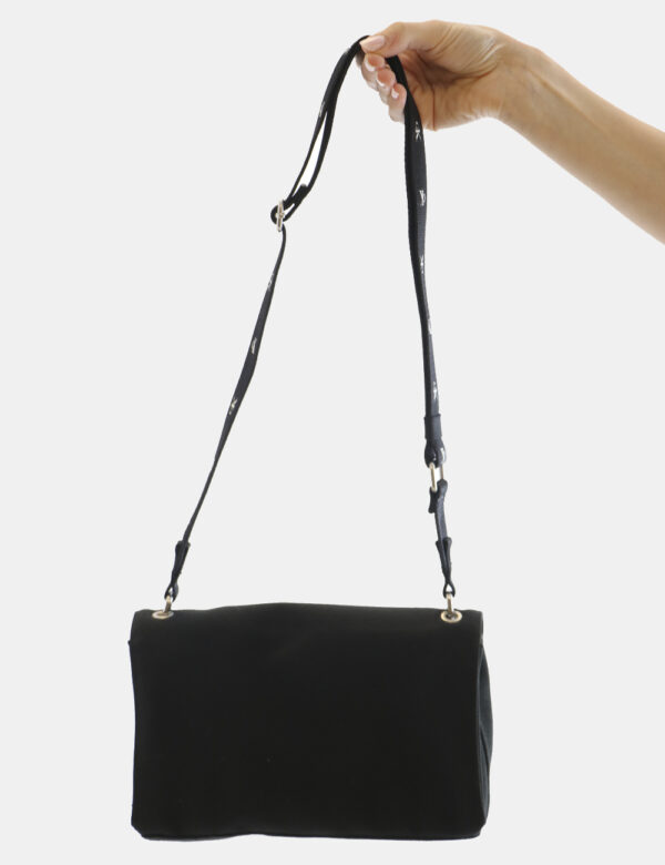 Borsa Calvin Klein Nero - Borsa a tracolla semirigida di piccole dimensioni in total nero e bianco. La bag si compone di dop