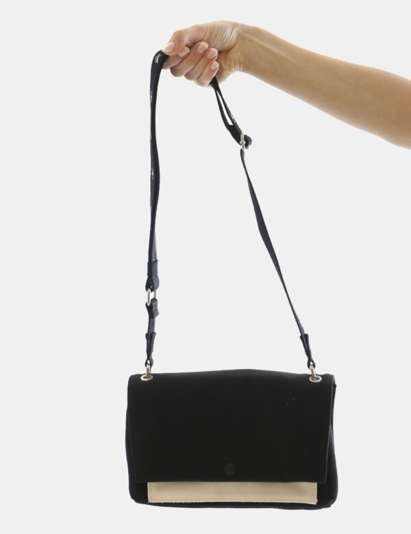 Borsa Calvin Klein Nero - Borsa a tracolla semirigida di piccole dimensioni in total nero e bianco. La bag si compone di dop