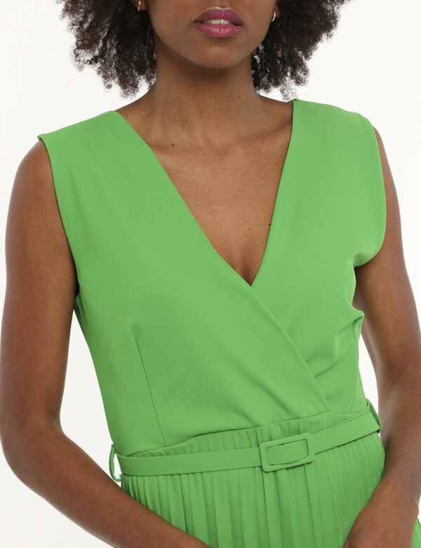 Vestito Vougue verde - COMPOSIZIONE E VESTIBILITÀ:96% poliestere 4% elastaneLa modella è alta 170 cm e indossa la taglia S.