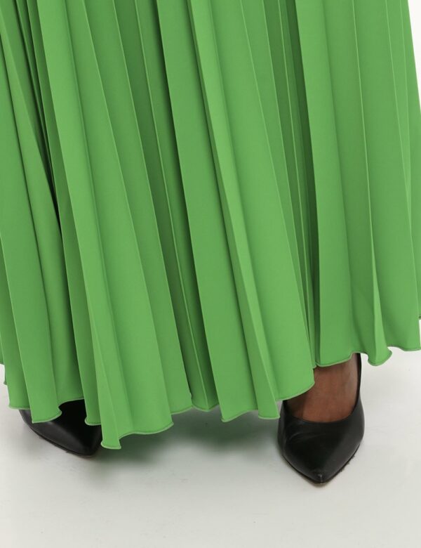 Vestito Vougue verde - COMPOSIZIONE E VESTIBILITÀ:96% poliestere 4% elastaneLa modella è alta 170 cm e indossa la taglia S.