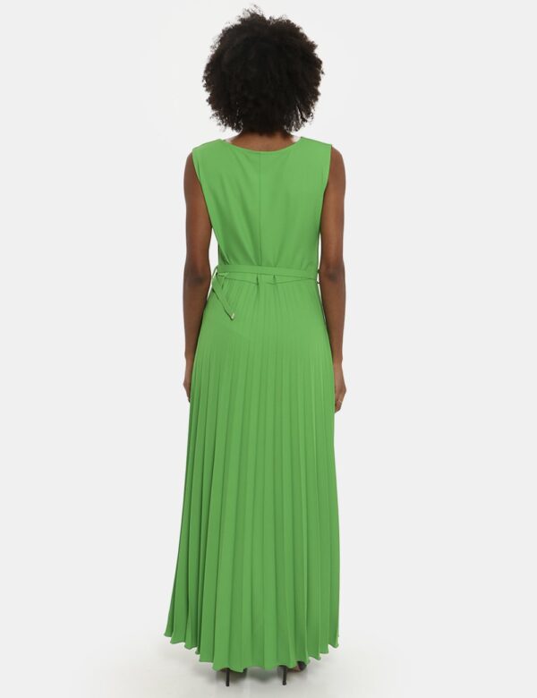 Vestito Vougue verde - COMPOSIZIONE E VESTIBILITÀ:96% poliestere 4% elastaneLa modella è alta 170 cm e indossa la taglia S.