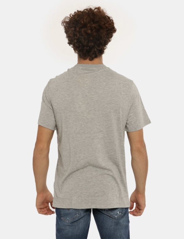 T-shirt Guess grigia - COMPOSIZIONE E VESTIBILITÀ:40% cotone 33% poliamide 27% poliestereIl modello è alto 175 cm e indossa