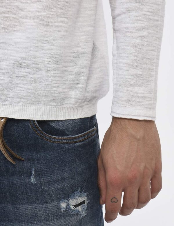 Maglione Sseinse Bianco - Maglione leggero in total bianco con girocollo classico. La vestibilità è morbida e regolare. Il m