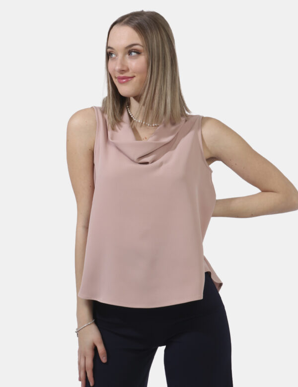 Top Vougue Rosa - Top a giromanica in total rosa antico pastello con scollo morbido. La vestibilità è pratica e regolare con