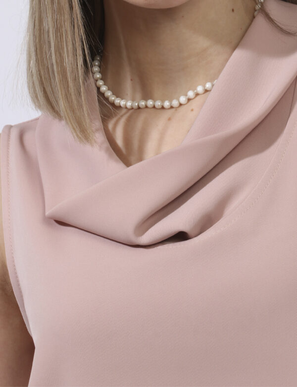 Top Vougue Rosa - Top a giromanica in total rosa antico pastello con scollo morbido. La vestibilità è pratica e regolare con
