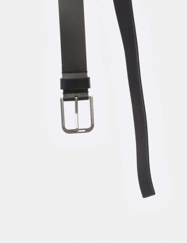Cintura TOMMY HILFIGER Nero - Cintura in simil pelle ed in total nero. Presente fibbia in metallo e logo brand. L'indossatur