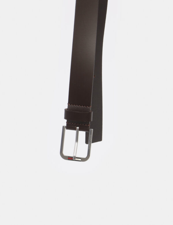 Cintura TOMMY HILFIGER Marrone - Cintura in simil pelle ed in total marrone. Presente fibbia in metallo e logo brand. L'indo