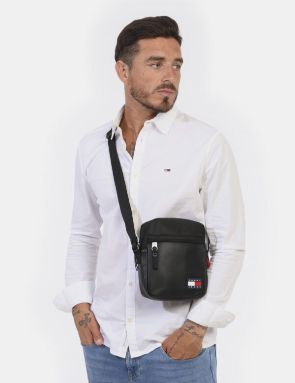 Borsello TOMMY HILFIGER Nero - Cod. art. AM0AM12390 OVVi ricordiamo che tutti i nostri articoli sono originali.