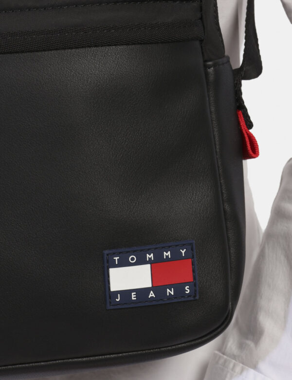 Borsello TOMMY HILFIGER Nero - Cod. art. AM0AM12390 OVVi ricordiamo che tutti i nostri articoli sono originali.