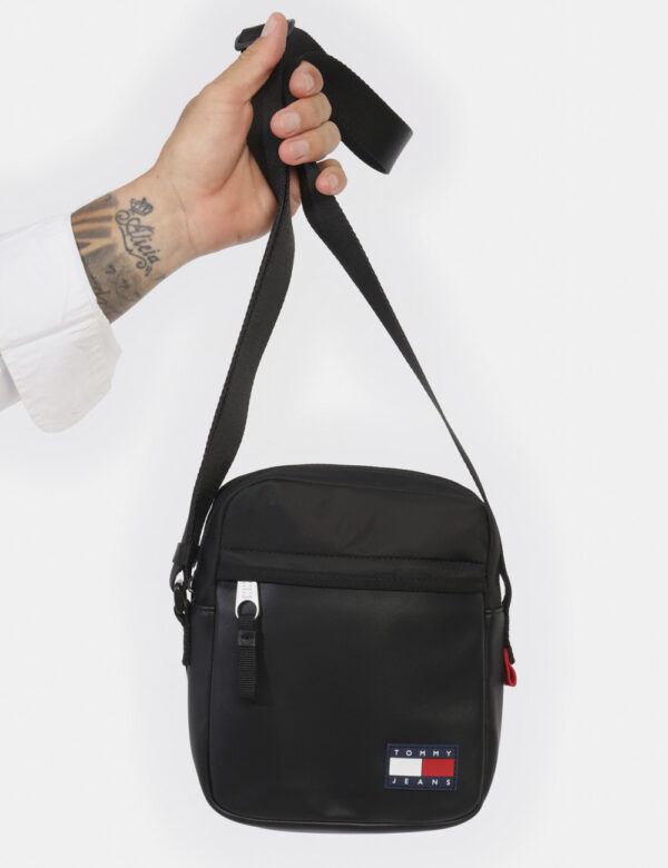 Borsello TOMMY HILFIGER Nero - Cod. art. AM0AM12390 OVVi ricordiamo che tutti i nostri articoli sono originali.