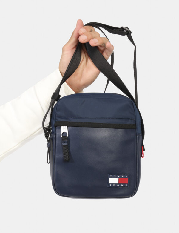 Borsello TOMMY HILFIGER Blu - Cod. art. AM0AM12390 OVVi ricordiamo che tutti i nostri articoli sono originali.