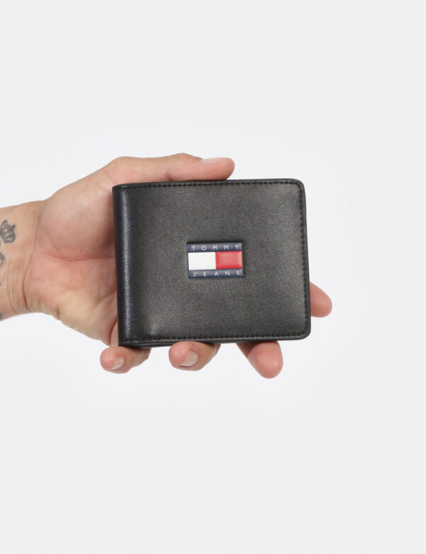 Portafoglio TOMMY HILFIGER Nero - Cod. art. AM0AM12440 OVVi ricordiamo che tutti i nostri articoli sono originali.