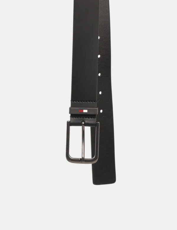 Cintura TOMMY HILFIGER Nero - Cintura in simil pelle ed in total nero. Presente fibbia in metallo e logo brand. L'indossatur