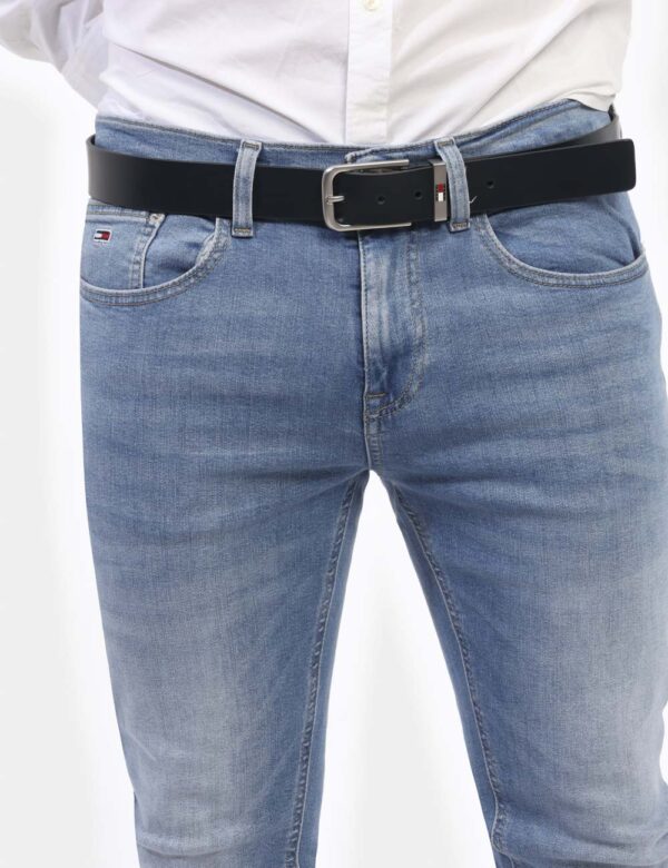 Cintura TOMMY HILFIGER Blu - Cintura in simil pelle ed in total bkunavy. Presente fibbia in metallo e logo brand. L'indossat