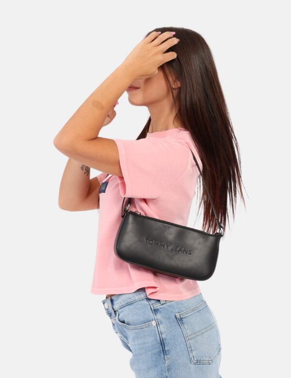Borsa TOMMY HILFIGER Nero - Cod. art. AW0AW16270 OVVi ricordiamo che tutti i nostri articoli sono originali.