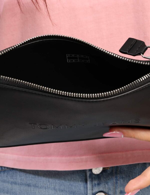 Borsa TOMMY HILFIGER Nero - Cod. art. AW0AW16270 OVVi ricordiamo che tutti i nostri articoli sono originali.