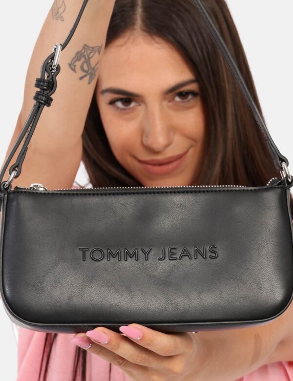 Borsa TOMMY HILFIGER Nero - Cod. art. AW0AW16270 OVVi ricordiamo che tutti i nostri articoli sono originali.