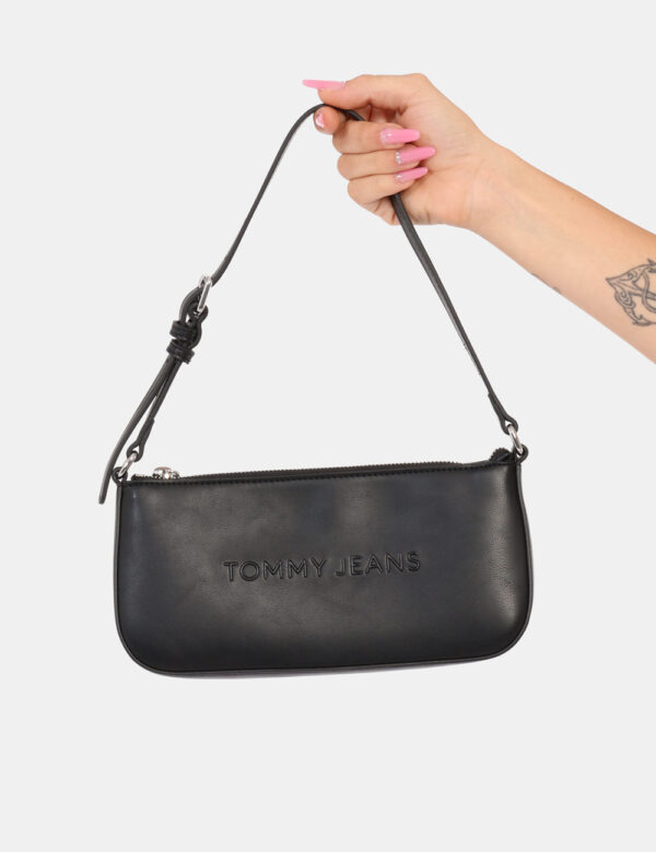 Borsa TOMMY HILFIGER Nero - Cod. art. AW0AW16270 OVVi ricordiamo che tutti i nostri articoli sono originali.