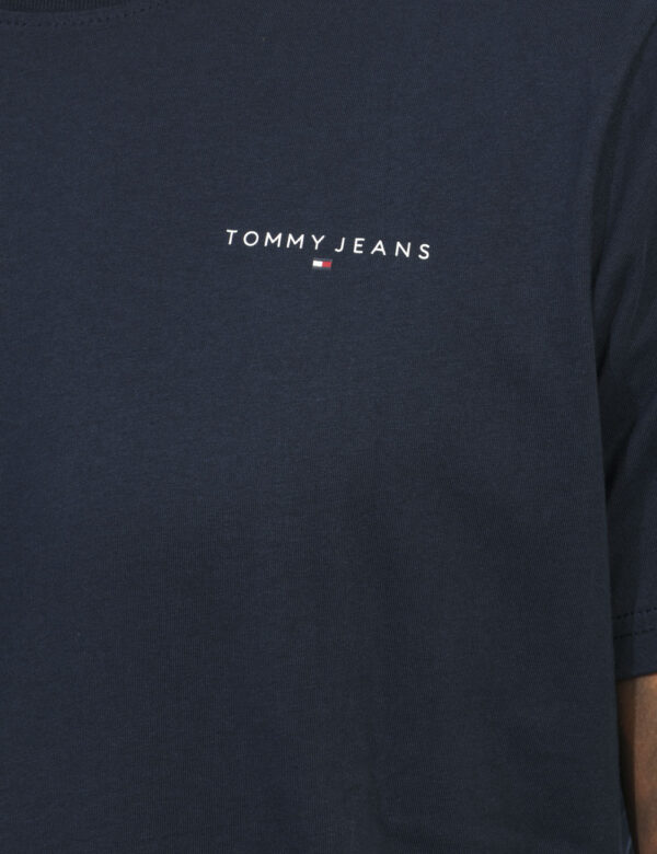 T-shirt TOMMY HILFIGER Blu - T-shirt classica in total blu navy con piccolo logo brand stampato in bianco ad altezza cuore.