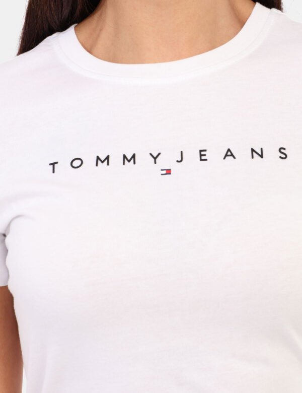 T-shirt Tommy Hilfiger Bianco - T-shirt classica in total bianco con logo brand in nero. La vestibilità è morbida e regolare