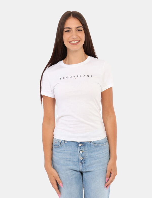 T-shirt Tommy Hilfiger Bianco - T-shirt classica in total bianco con logo brand in nero. La vestibilità è morbida e regolare