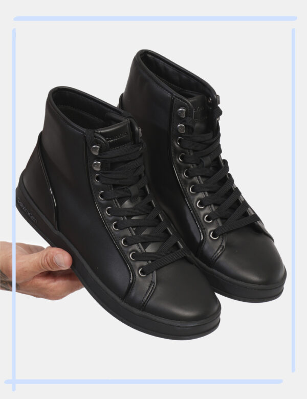 Scarpe Calvin Klein Nero - Stivaletti stringati in total nero ed in cuoio. L'indossatura è pratica e confortevole, oltre che