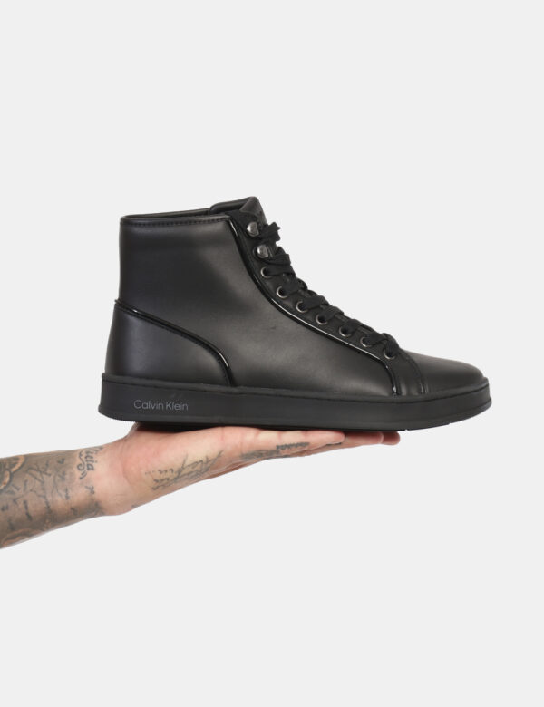 Scarpe Calvin Klein Nero - Stivaletti stringati in total nero ed in cuoio. L'indossatura è pratica e confortevole, oltre che