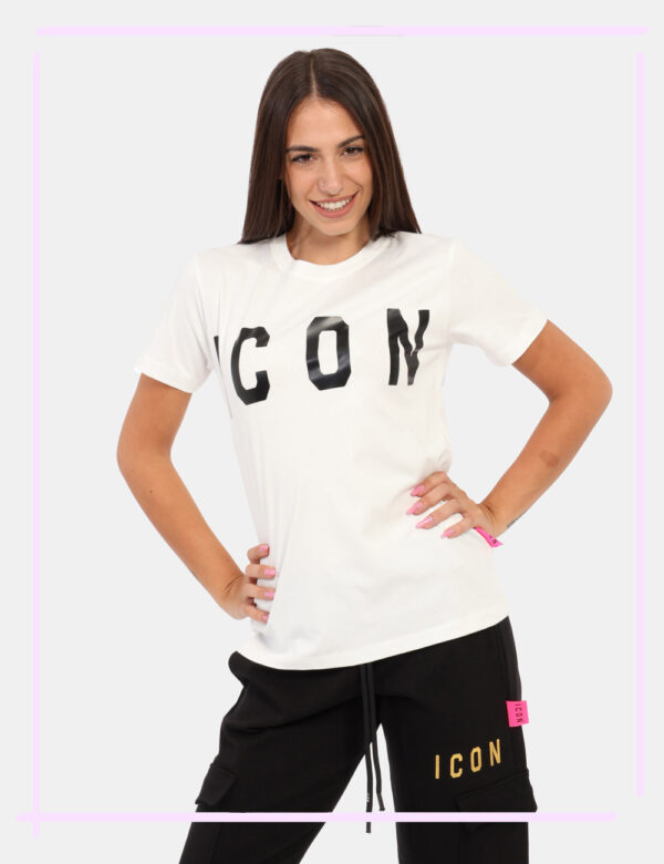 T-shirt Icon Bianco - T-shirt classica in total bianco con logo brand nero. La vestibilità è morbida e regolare. La t-shirt