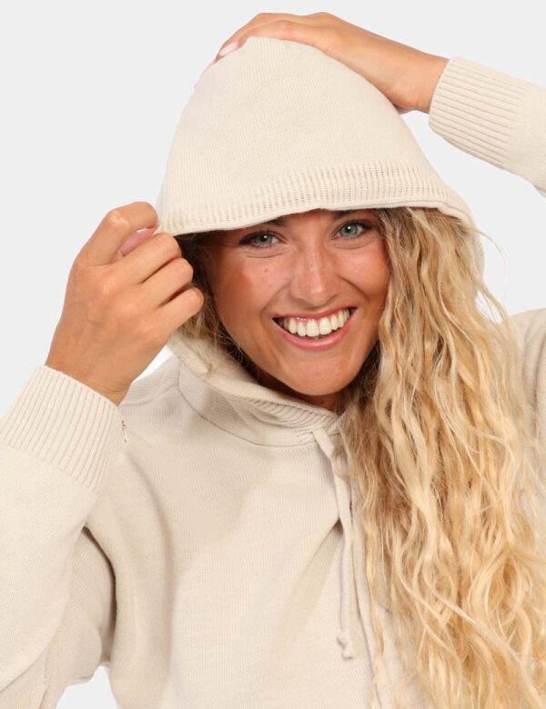 Maglia Icon Beige - Maglione lungo con cappuccio in total beige. Presente tascone e logo brand ricamato in tono su tono. La