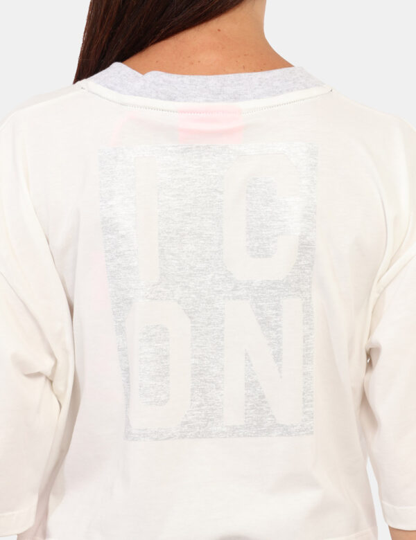 T-shirt Icon Bianco - T-shirt corta in total bianco con logo brand grigio sul retro che richiama il girocollo. La vestibilit