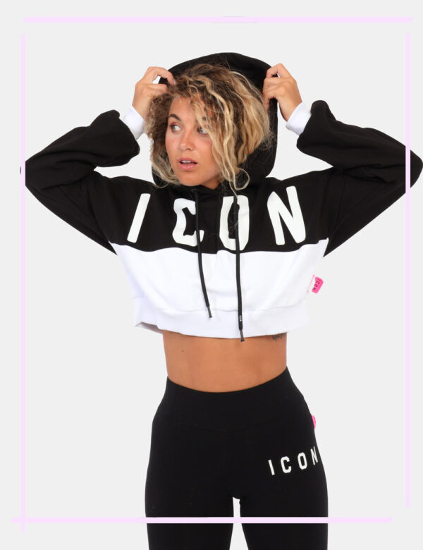 Felpa Icon Nero - Felpa corta con cappuccio in tonalità bicolor bianco e nero con logo brand coordinato. La vestibilità è mo