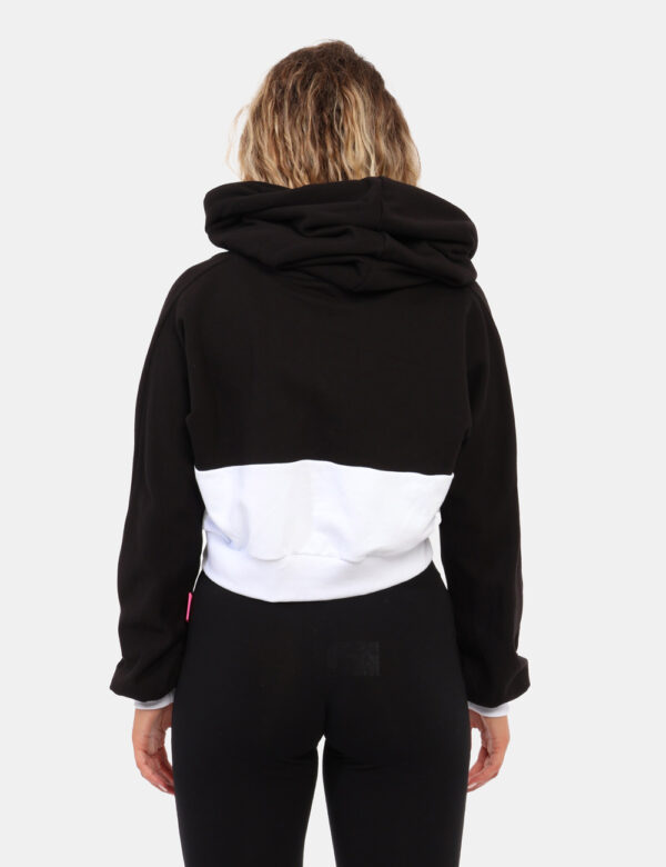 Felpa Icon Nero - Felpa corta con cappuccio in tonalità bicolor bianco e nero con logo brand coordinato. La vestibilità è mo