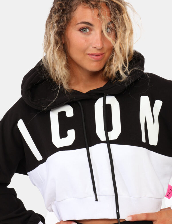 Felpa Icon Nero - Felpa corta con cappuccio in tonalità bicolor bianco e nero con logo brand coordinato. La vestibilità è mo