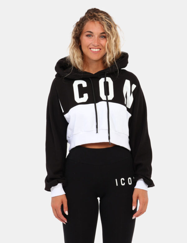 Felpa Icon Nero - Felpa corta con cappuccio in tonalità bicolor bianco e nero con logo brand coordinato. La vestibilità è mo