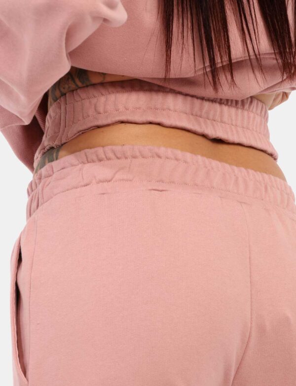 Pantaloni Icon Rosa - Pantaloni simil tuta in total rosa antico con tasche a taglio trasversale e unica bretella morbida arr