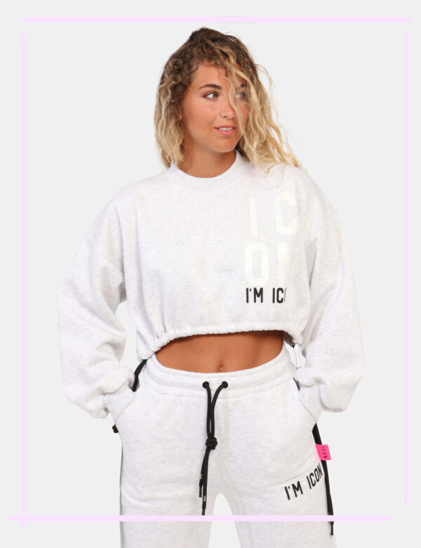 Felpa Icon Grigio - Felpa corta in tonalità grigio chiaro con logo brand bianco e nero. La vestibilità è morbida e regolabil