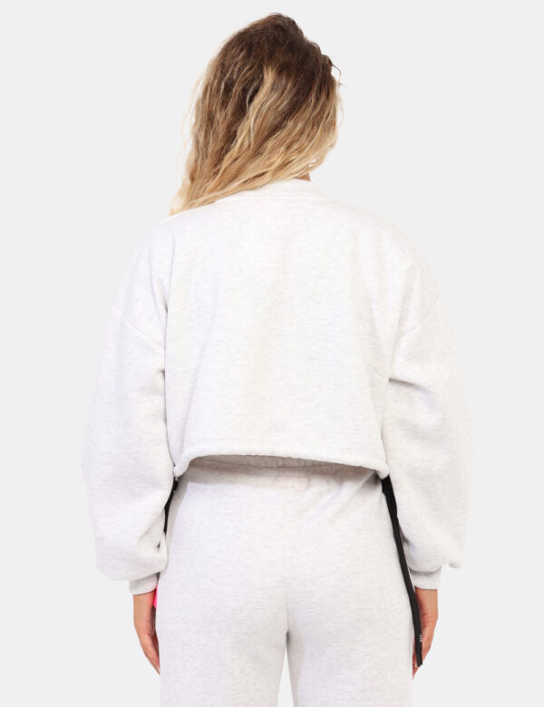 Felpa Icon Grigio - Felpa corta in tonalità grigio chiaro con logo brand bianco e nero. La vestibilità è morbida e regolabil